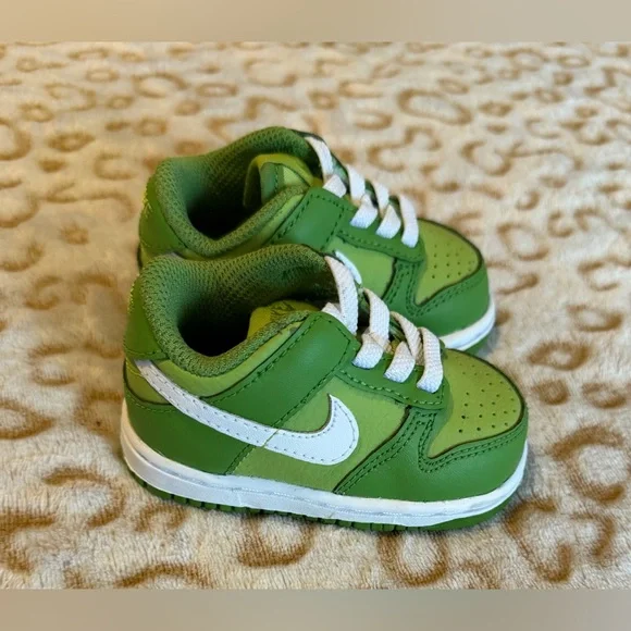 Nike Dunk Green and white 
Size: 3 (Baby) - Picture 2 of 8